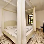 Fine Group House With Sauna Garden